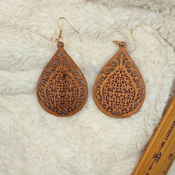 Wood carved teardrop earrings, pear-shaped boho jewelry - Picture 1 of 2